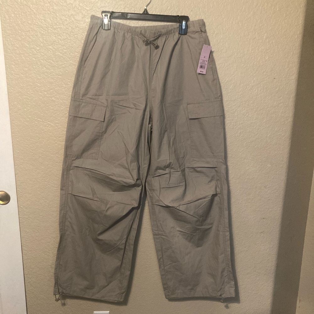 Women's Mid-Rise Parachute Cargo Pants Baggy Taupe Wild Fable Size Medium
